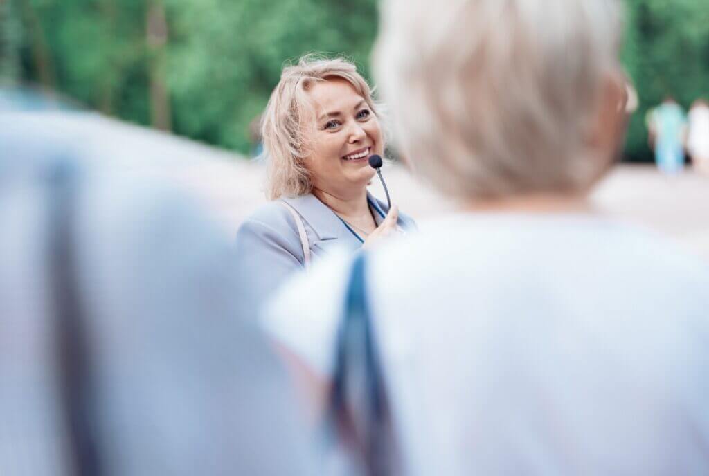 Ehrenamt Frau mit Mikrofon