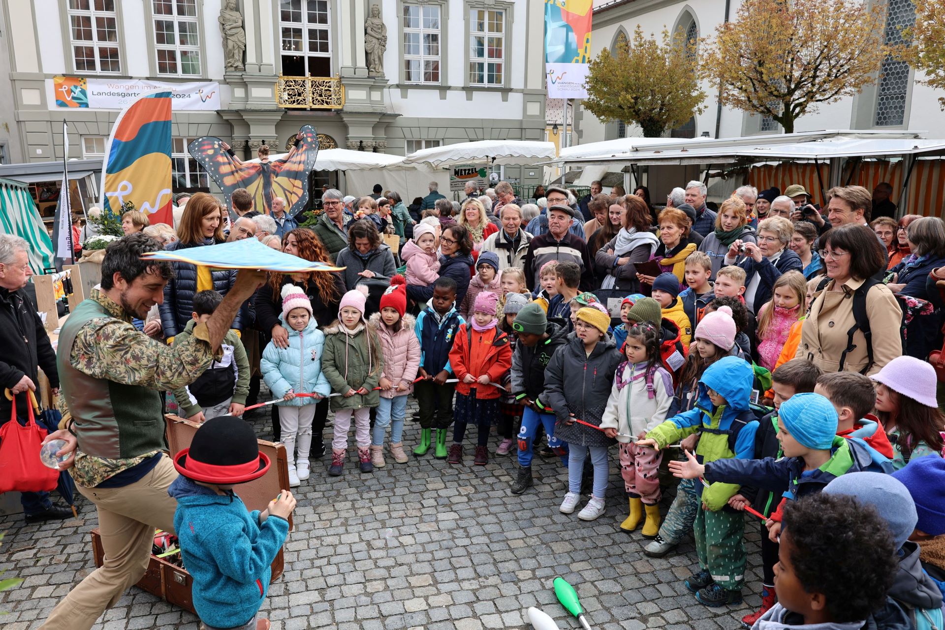 Marktplatz voller Kinder und Jonglage ©Landesgartenschau Wangen/sum
