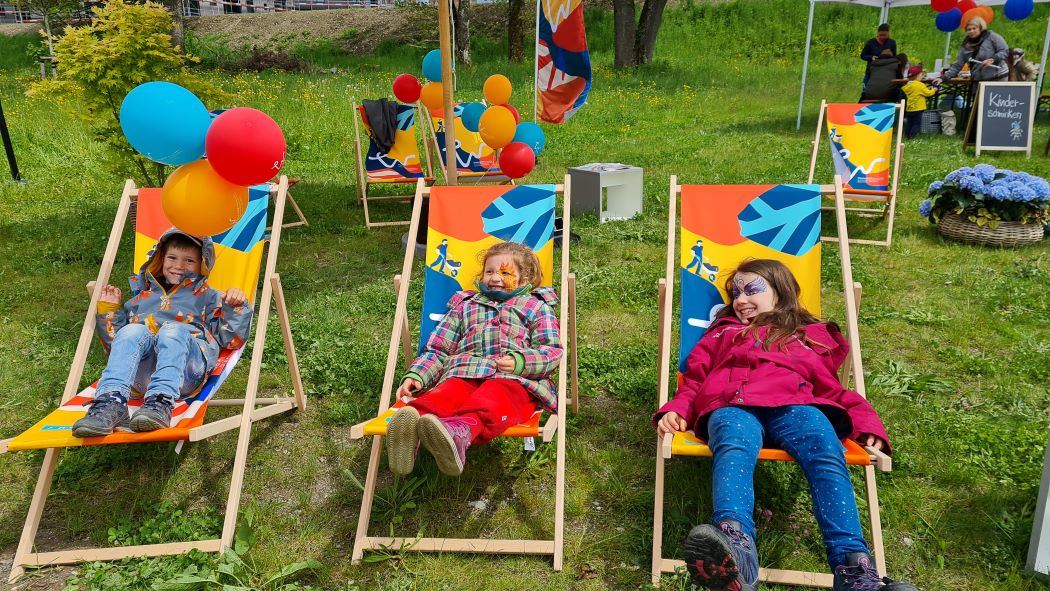 Kinder in Liegestühlen beim Baustellenfest ©Landesgartenschau Wangen 2024/Tarja Prüss