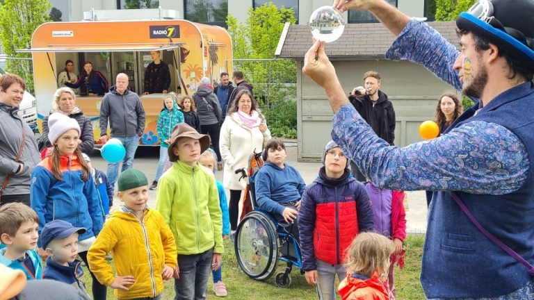 Fabian Seewald von SeeArts mit Kindern beim Baustellenfest ©Landesgartenschau Wangen 2024/Tarja Prüss