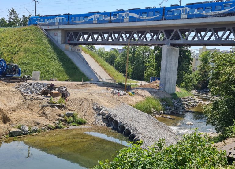 Bau der Brücke unterhalb der Bahnbrücke in Wangen im Allgäu