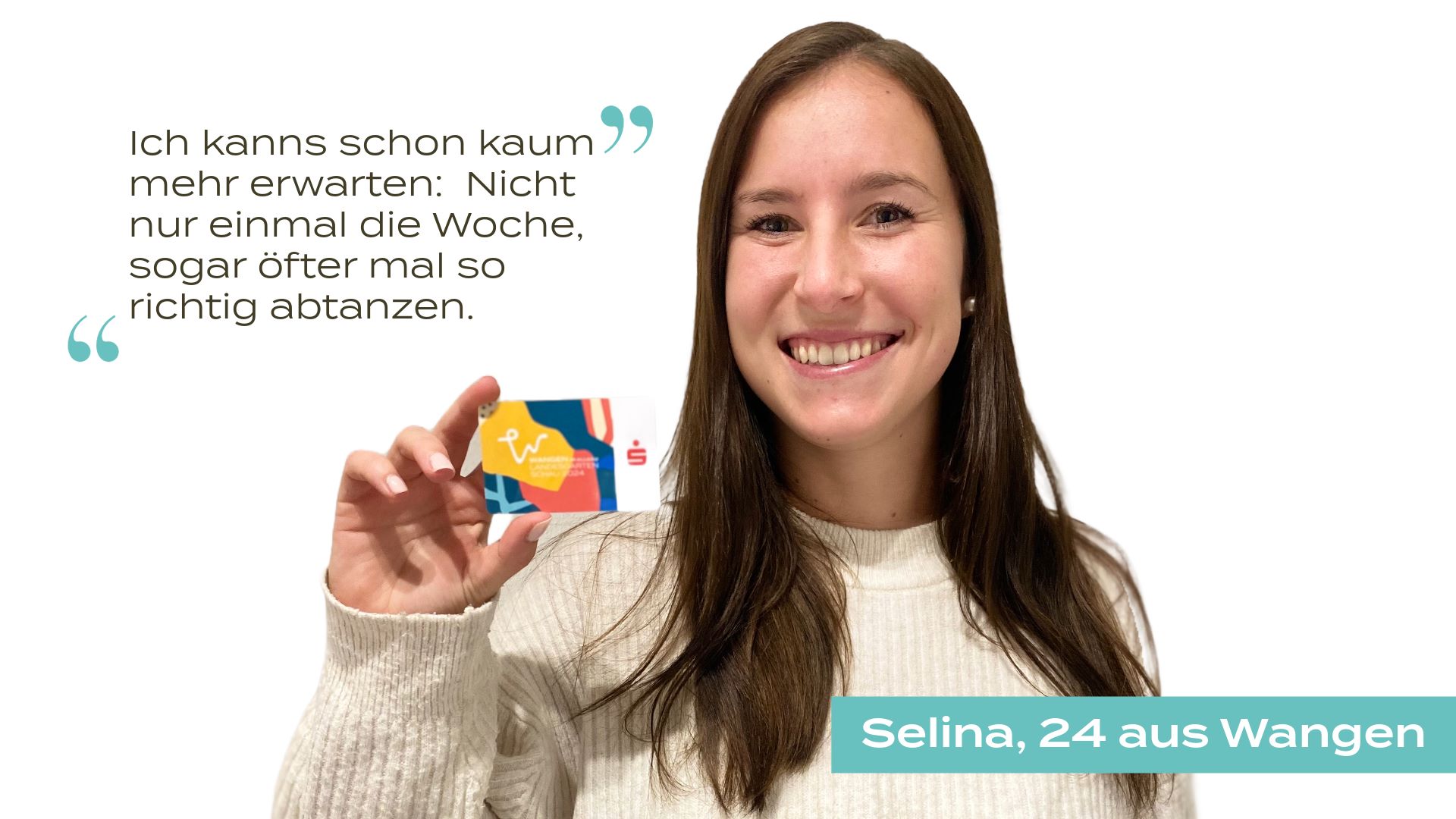 Selina zeigt ihre Dauerkarte in die Kamera. ©Landesgartenschau Wangen