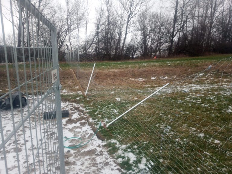 Vandalismus - Bild zeigt aufgeschnittenen und umgeworfenen Zaun.