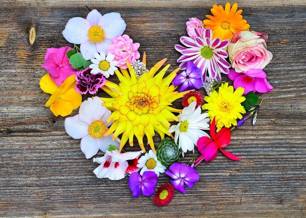 Ein Herz aus Blumen. Foto: Photocase simsonne