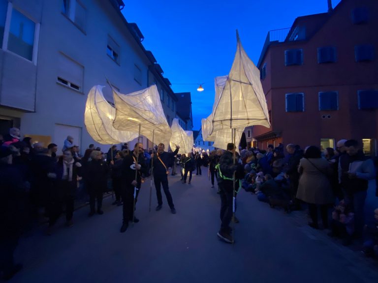 Ehrenamtliche präsentieren die Argen beim Lichterfest in Ravensburg