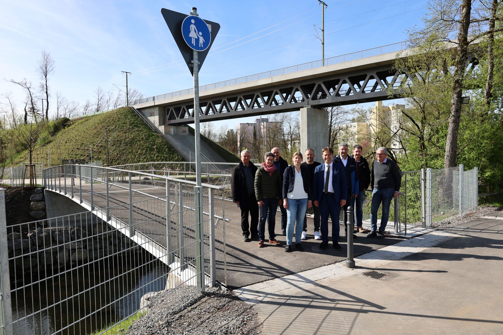 Vertreter der planenden und ausführenden Firmen haben am Freitag gemeinsam mit Oberbürgermeister Michael Lang und Projektleiterin Nadja Eger (beide Mitte) die Hubert-Sohler-Brücke freigegeben