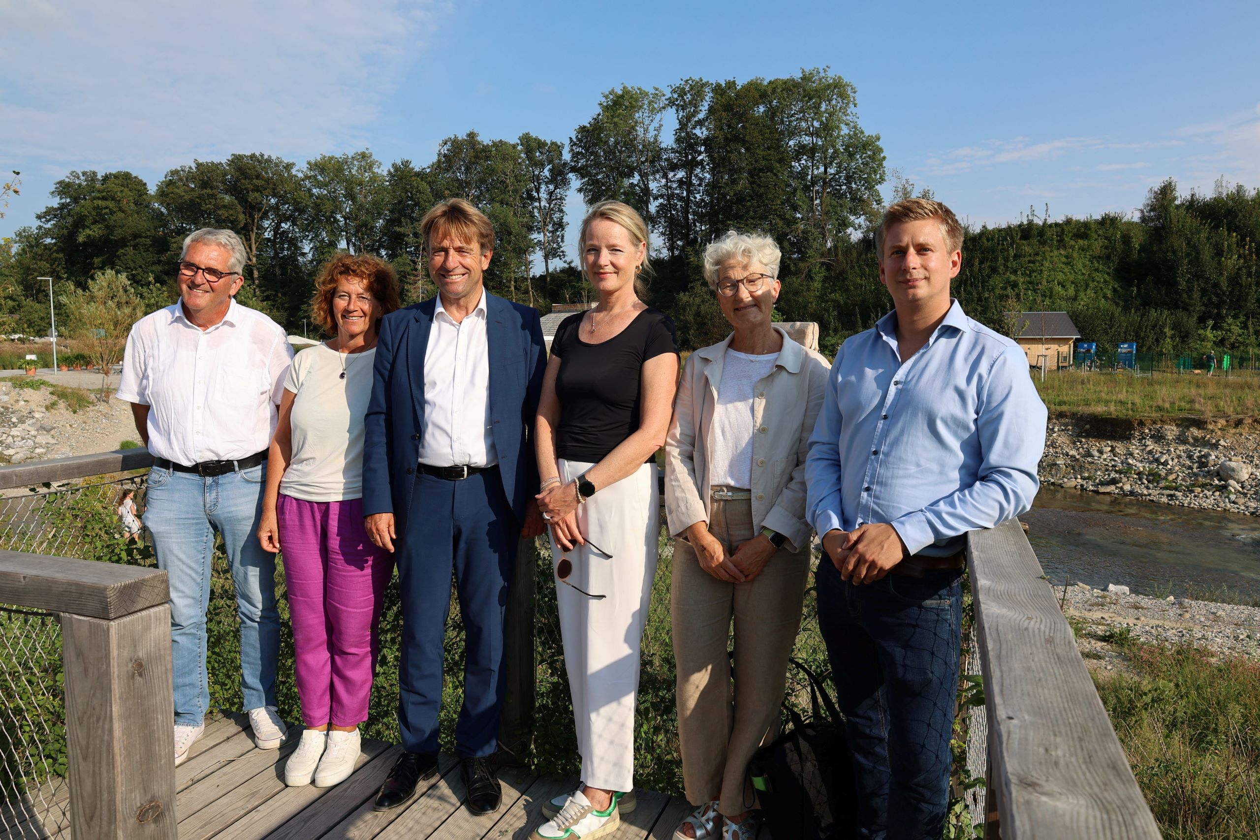 Die Freude über eine gelungene Argen-Revitalisierung verbindet den Projektleiter des RP Tübingen Kai Ruedel, die Leiterin der Abteilung Umwelt im RP, Andrea Bär, Umweltministerin Thekla Walker, OB Michael Lang, Landtagsabgeordnete Petra Krebs und LGS-Geschäftsführer Karl-Eugen Ebertshäuser (von rechts). Foto: Landesgartenschau / sum